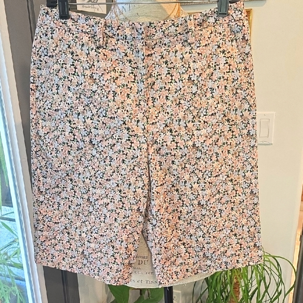 Valerie Stevens Sport Floral Vermuda Shorts